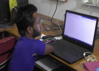 हाथ पैर के बिना पैदा हुआ था ये शख्स, काबिलियत के दम पर आज कंप्यूटर ऑपरेटर है