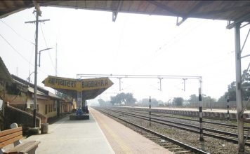 आरपीएफ जवान ने बचाई आत्महत्या को उतारू प्रेमी जोड़े की जान; मामला रेलवे स्टेशन बागबाहरा का