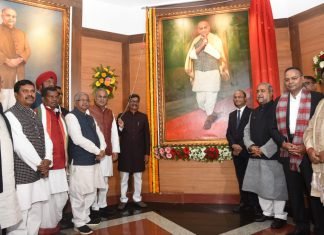 छत्तीसगढ़ विधानसभा के सेंट्रल हाल में देश के महान विभूतियों के तैलचित्र का अनावरण
