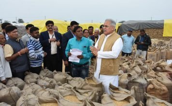 मुख्यमंत्री पहुंचे धान खरीदी केंद्र सेलूद, देखी धान की गुणवत्ता