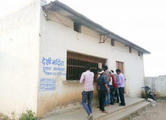 शराब भट्ठियों के कर्मचारी मदिरा प्रेमियों के जेब मे डाल रहे डाका