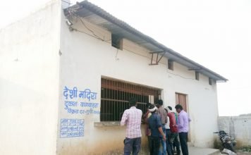 शराब भट्ठियों के कर्मचारी मदिरा प्रेमियों के जेब मे डाल रहे डाका