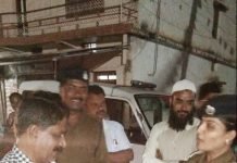 यातायात सुरक्षा सप्ताह के दौरान पुलिस ने बाँटी हेलमेट