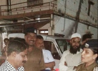 यातायात सुरक्षा सप्ताह के दौरान पुलिस ने बाँटी हेलमेट