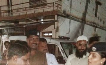 यातायात सुरक्षा सप्ताह के दौरान पुलिस ने बाँटी हेलमेट