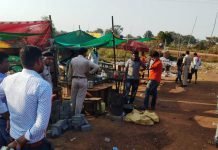 कुरूद में मदिरालयों के समीप अवैध खोमचों, ठेलों को हटाने की गई कार्रवाई