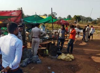 कुरूद में मदिरालयों के समीप अवैध खोमचों, ठेलों को हटाने की गई कार्रवाई