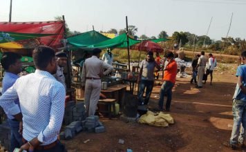 कुरूद में मदिरालयों के समीप अवैध खोमचों, ठेलों को हटाने की गई कार्रवाई