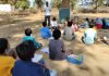 पेड़ के नीचे लग रही बच्चों की पाठशाला