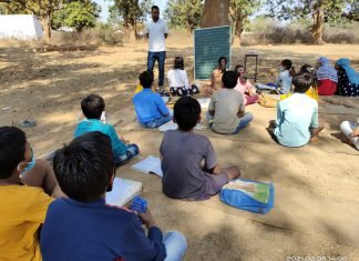 पेड़ के नीचे लग रही बच्चों की पाठशाला