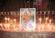 मित्र मंडल बागबाहरा एवं गणमान्य नागरिकों ने कैंडल जलाकर शहीदों को दी श्रद्धांजलि