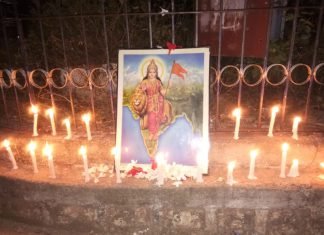 मित्र मंडल बागबाहरा एवं गणमान्य नागरिकों ने कैंडल जलाकर शहीदों को दी श्रद्धांजलि