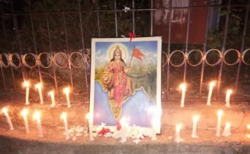 मित्र मंडल बागबाहरा एवं गणमान्य नागरिकों ने कैंडल जलाकर शहीदों को दी श्रद्धांजलि