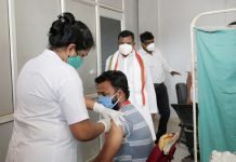 उद्योग मंत्री श्री कवासी लखमा ने पत्रकारों के लिए विशेष टीकाकरण कार्यक्रम का किया शुभारम्भ