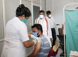 उद्योग मंत्री श्री कवासी लखमा ने पत्रकारों के लिए विशेष टीकाकरण कार्यक्रम का किया शुभारम्भ