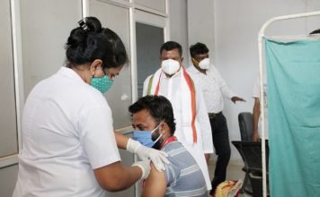 उद्योग मंत्री श्री कवासी लखमा ने पत्रकारों के लिए विशेष टीकाकरण कार्यक्रम का किया शुभारम्भ