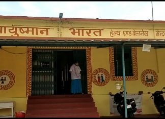 खल्लारी स्वास्थ्य केंद्र में कोरोना टेस्ट कराने भटक रहा युवक