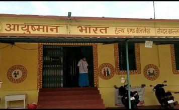 खल्लारी स्वास्थ्य केंद्र में कोरोना टेस्ट कराने भटक रहा युवक
