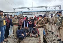 कोमाखान स्टेशन में ट्रेनों के स्टॉपेज की मांग को लेकर रेल रोको आंदोलन।