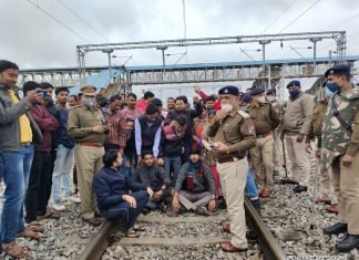 कोमाखान स्टेशन में ट्रेनों के स्टॉपेज की मांग को लेकर रेल रोको आंदोलन।
