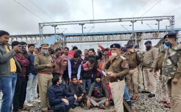 कोमाखान स्टेशन में ट्रेनों के स्टॉपेज की मांग को लेकर रेल रोको आंदोलन।