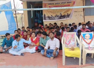 मनरेगाकर्मियों ने नियमितीकरण की मांगो को लेकर किया धरना-प्रदर्शन