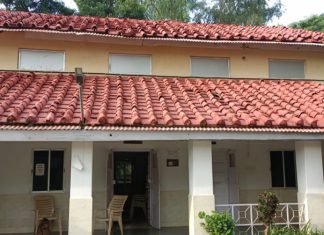 बागबाहरा पीडब्ल्यूडी रेस्ट हाऊस के टॉयलेट में गंदगी का अंबार…