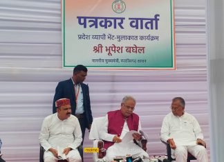 पत्रकार वार्ता में मुख्यमंत्री ने पत्रकार भवन के लिए 20 लाख व कोमाखान में कॉलेज की घोषणा