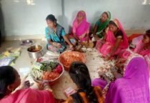 समूह की महिलाएं जड़ी-बुटी और फूलों से बना रही हर्बल गुलाल