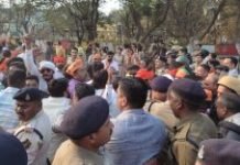 मोर आवास मोर अधिकार के मुद्दे को लेकर भाजपा कार्यकर्ता पहुंचे सीएम की निजी आवास को घेरने