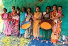 पलाश के फूलों से बन रहा प्राकृतिक गुलाल, दरभा की महिलाएं बना रही गुलाल।