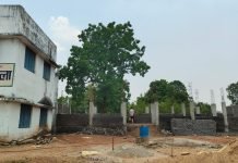 अतिरिक्त कक्ष निर्माण कार्य मे ठेकेदार की लापरवाही, ग्रामीण नाराज।
