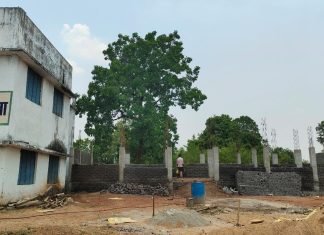 अतिरिक्त कक्ष निर्माण कार्य मे ठेकेदार की लापरवाही, ग्रामीण नाराज।