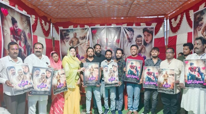 छत्तीसगढ़ी फिल्म ऐ सजनी के पोस्टर विमोचन में पहुंचे टीम के कलाकार