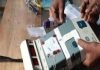 कई पोलिंग बूथ में EVM मशीन ख़राब, मतदाता को हो रही परेशानी