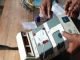 कई पोलिंग बूथ में EVM मशीन ख़राब, मतदाता को हो रही परेशानी