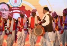 मुख्यमंत्री ने मांदर की थाप में किया कर्मा नृत्य, मांदर की थाप, आकर्षक वेशभूषा देख खुद को रोक नहीं पाए सीएम